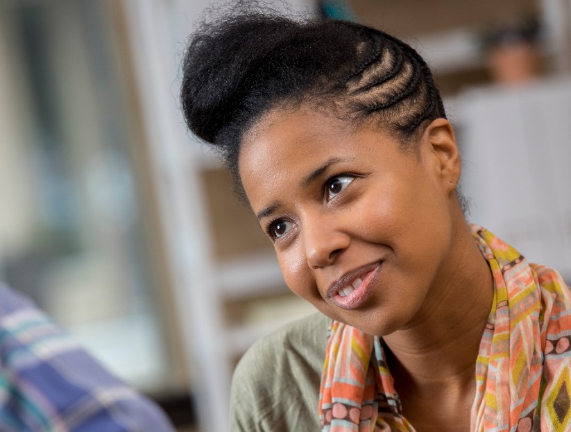 Vrouw kijkt optimistisch