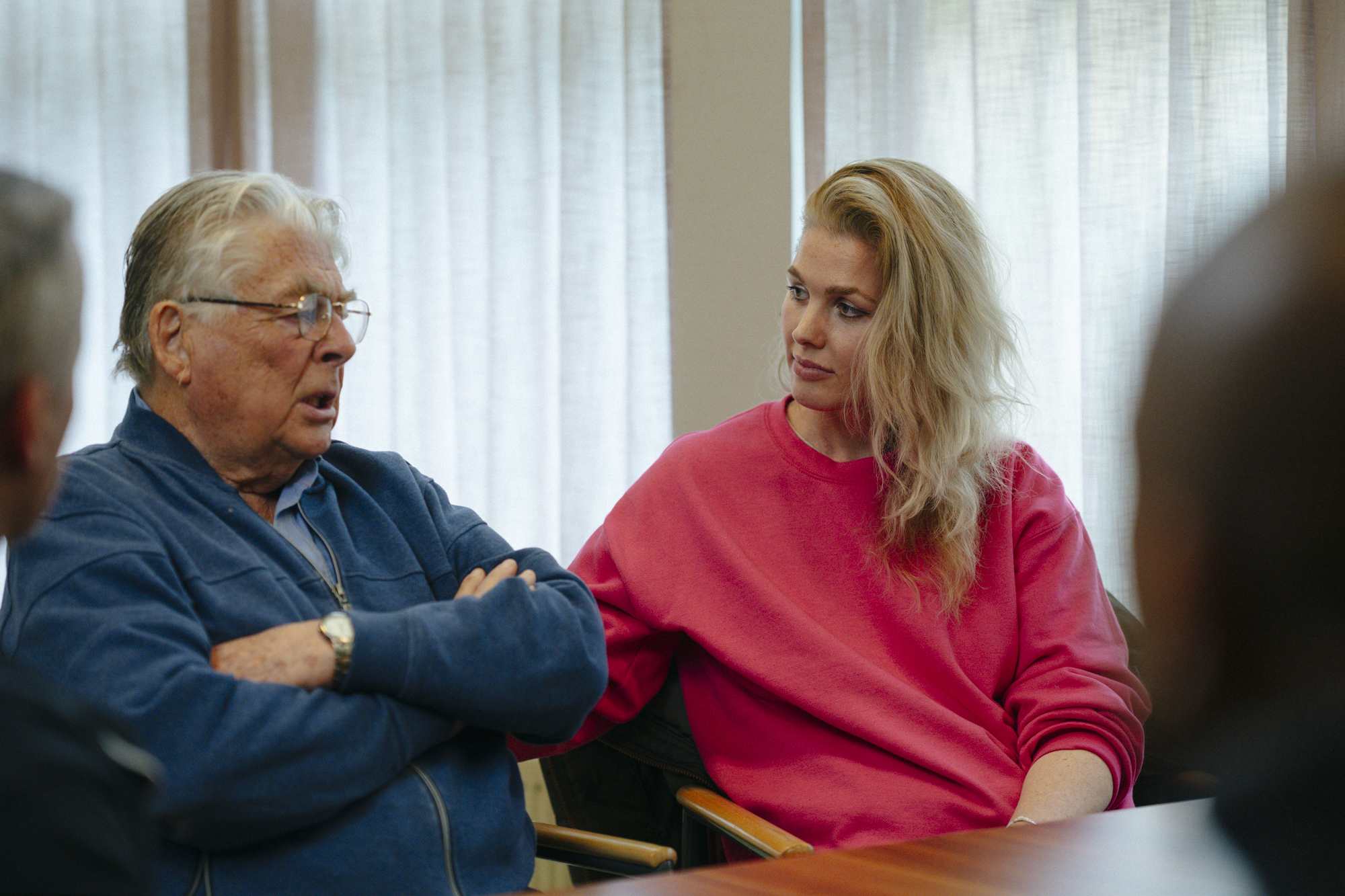 Gesprek tussen middelbare man en volwassen vrouw